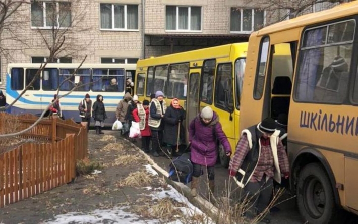 Кабмин разработает комплексную программу поддержки украинцев, покинувших дома из-за войны: детали
