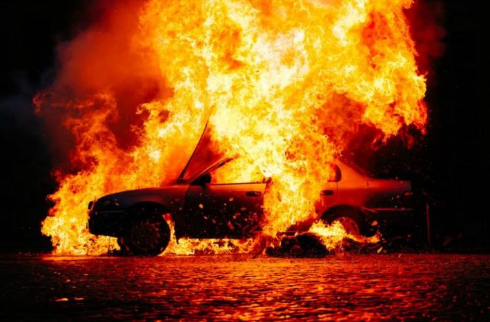 В Запорожье сгорел гараж вместе с автомобилем
