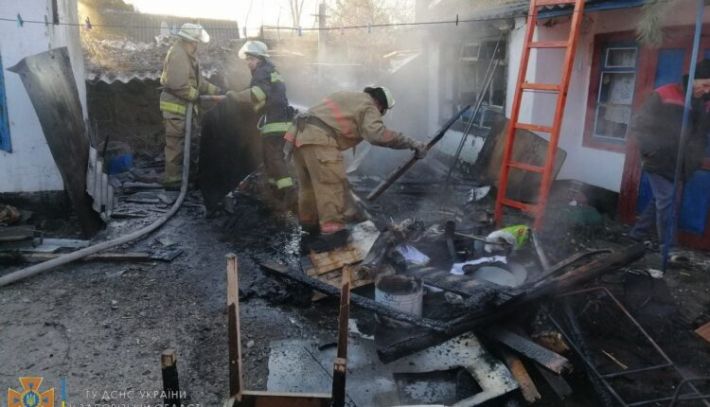 В Запорожской области из-за обстрелов начался пожар во дворе дома (фото)