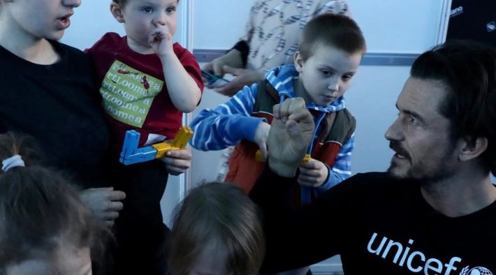 Детям нужна помощь: Орландо Блум в Молдове встретился с беженцами из Украины