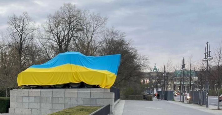 В Берлине танки у советского мемориала уже дважды укрывали украинскими флагами (фото, видео)