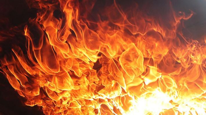В Пологах в результате обстрелов загорелись два жилых дома
