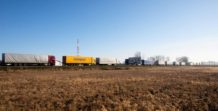 Латвия развернула на границе 152 грузовика из РФ и Белоруссии