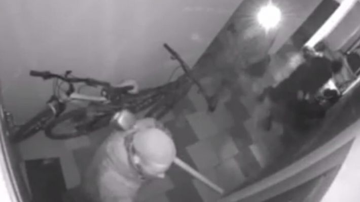 Камера засняла, как военные РФ обворовывают квартиры украинцев в Ирпене (видео)