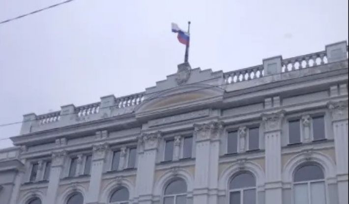 В Мелитополе оккупанты окопались в административных зданиях и вывесили на них свои флаги (фото)