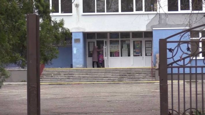 В Мелитополе коллаборантка Елена Шапурова запугивает родителей и учеников школ (фото)