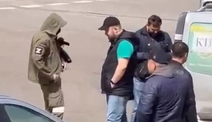В Мелитополе военные РФ врезались в служебный автомобиль (видео)