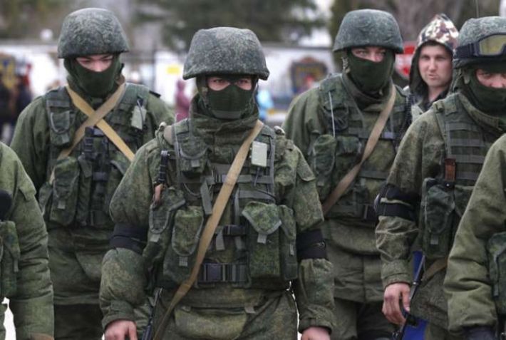 В Бердянске российские военные проверяют документы прохожих и раздевают мужчин