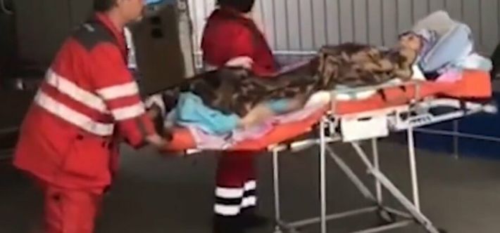 В больницу Запорожья транспортировали женщину с ранениями после вражеских обстрелов (видео)