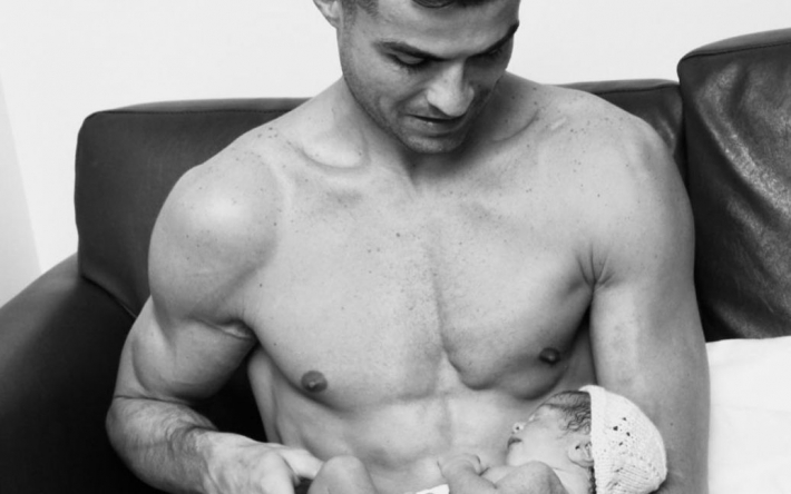 Криштиану Роналду растрогал подписчиков снимком с новорожденной дочерью
