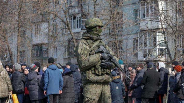 В Бердянске российские военные запугивают волонтеров