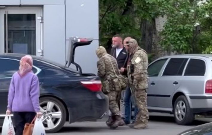 В Мелитополе оккупанты устроили облаву на автолюбителей и вскрыли аптеку (видео)