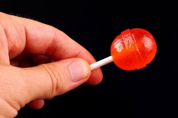 В Мелитополе коллаборантка заманивает в детсад конфетами и подвалом