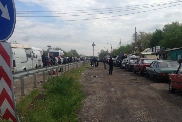 Спустя три дня эвакуационную колонну с мариупольцами пропустили в Запорожье (фото)