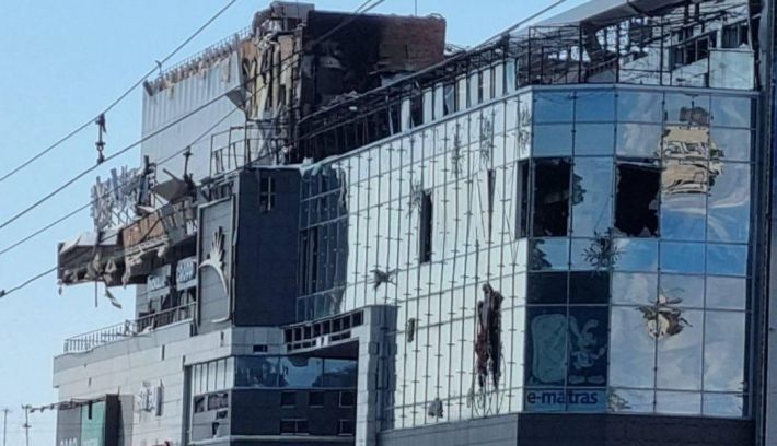 Минобороны рф назвало уничтоженный в Запорожье торговый центр "цехами авиационного завода" (фото)
