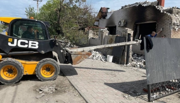 Ракетный удар по Запорожью разрушил более 120 домов - волонтеры разбирают завалы (фото)