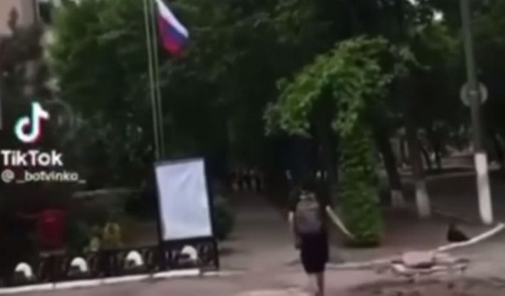 В Запорожской области отважный подросток сорвал российский флаг (видео)