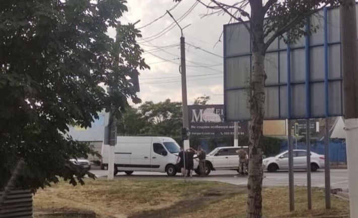 В Мелитополе оккупанты на джипе вылетели на встречку и столкнулись с микроавтобусом (фото)