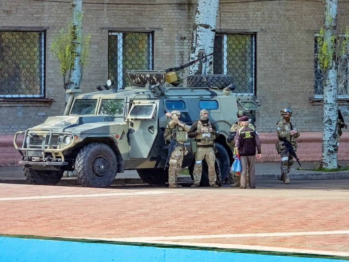 В Мелитополе в парке дежурит военная полиция - "пасут" российских военных (видео)