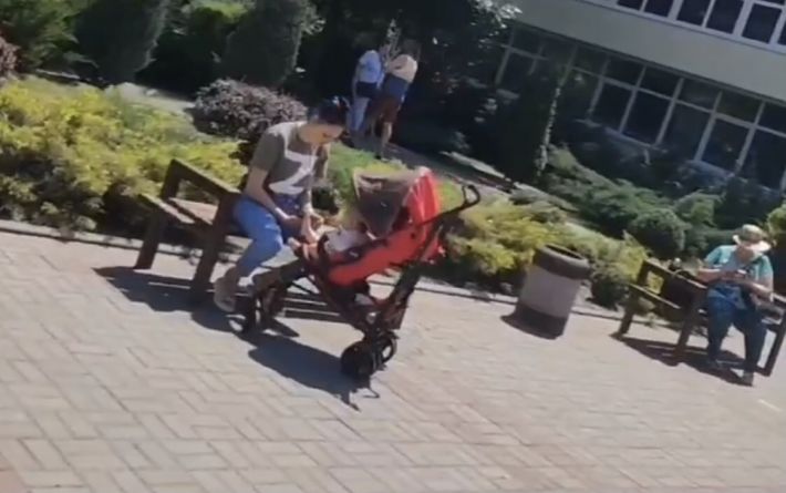Курьезы. В Мелитополе ревнивая Z-жена с грудным ребенком устроила слежку за освободителем (видео)