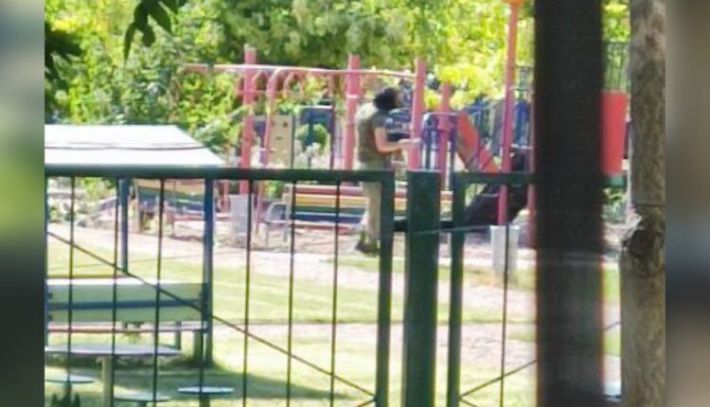 В Бердянске в детском саду прогуливаются захватчики с автоматами (фото)