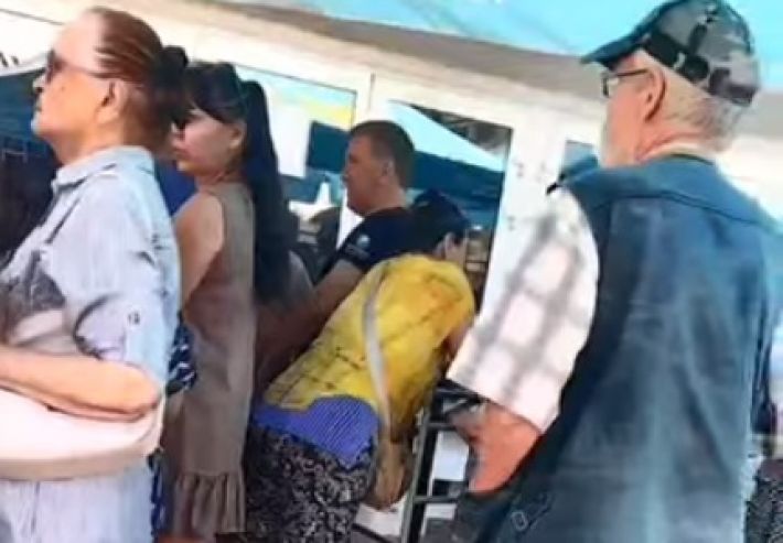 В Мелитополе люди часами стоят в очереди за документами (видео)