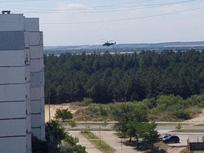 Над ЗАЭС в Энергодаре пролетел военный вертолет рф и сбросил неизвестный предмет (фото)