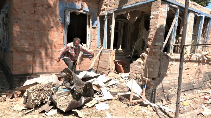 В Запорожской области ракета разрушила дом пенсионеров - супруги 5 месяцев живут в погребе