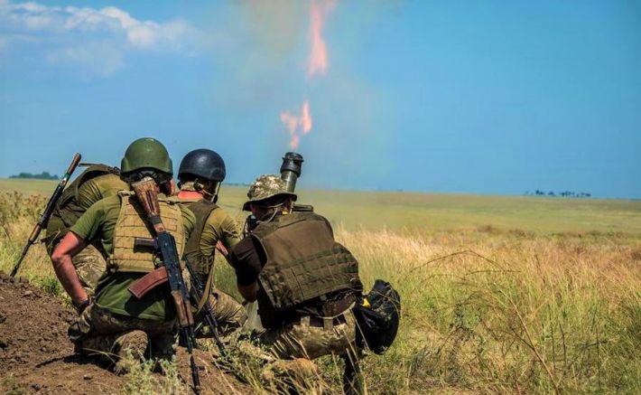 Бойцы "Азова" эффектно отрабатывают из минометов позиции врага в Запорожской области (видео)