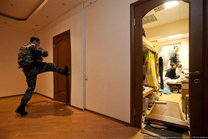 В Мелитополе каждый день в многоэтажках оккупанты выбивают двери – мэр сделал заявление