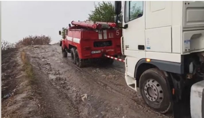На "дорозі життя" між Мелітополем та Запоріжжям у пастку потрапили сотні машин (відео)