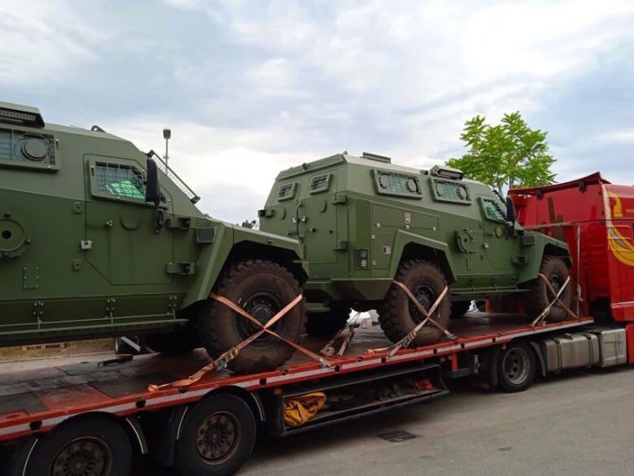 Перші бронеавтомобілі MLS SHIELD прибули до України і надійдуть Десантно-штурмовим військам через пару днів, - Порошенко