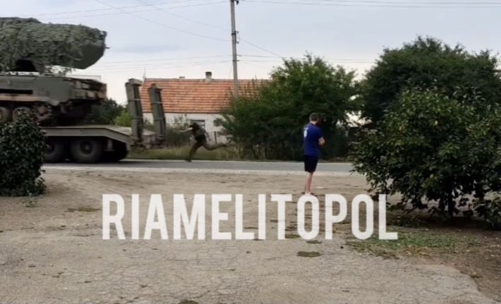 Курйози. У Мелітополі рашисти втрачають військових на ходу (відео)