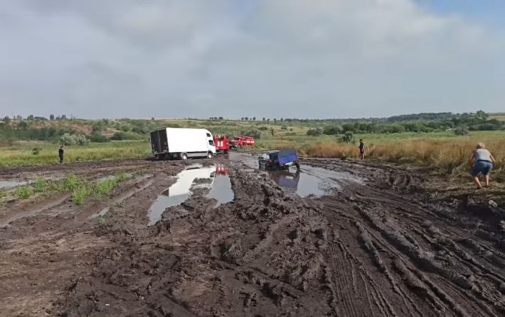 На "дорозі життя" між Мелітополем та Запоріжжям рятувальники визволили з пастки понад 600 автомобілів (відео)