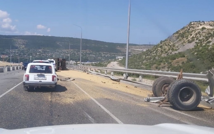 В окупованому Криму розбилася вантажівка із краденим в Україні зерном: відео