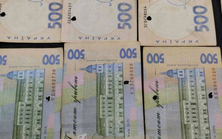 500 гривен с дырочками: в Украине пытаются пополнять терминалы выведенными из оборота купюрами (фото)