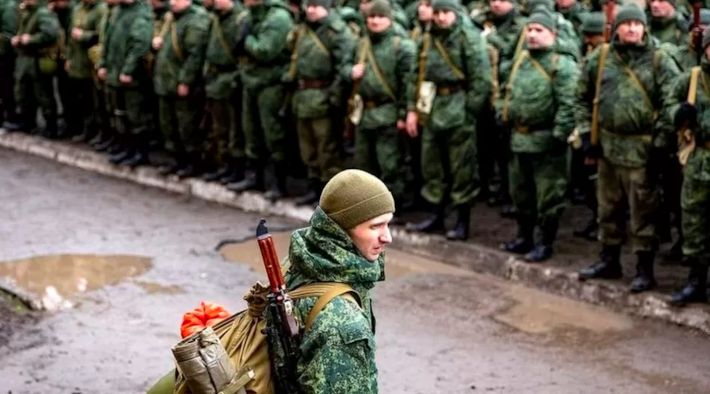 "Мобилизированных" на предприятиях Луганщины заменяют рабочими из РФ, - Гайдай