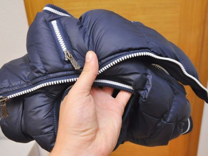 Как быстро почистить грязный воротник куртки, чтобы не стирать ее полностью: простые лайфхаки