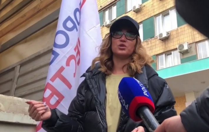 Российская певица Ольга Бузова попиарилась на гуманитарке в "ДНР"