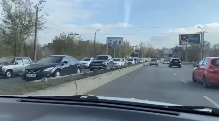 В центре Запорожья из-за аварии маршрутки с легковушкой образовалась пробка (фото,видео)