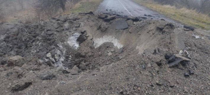 В результате обстрела в одной общине Запорожского района разрушена дорога (фото)