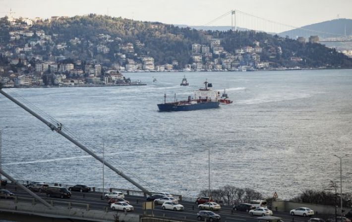 РФ искусственно ограничивает движение через Босфор: в пробке почти 100 судов с зерном