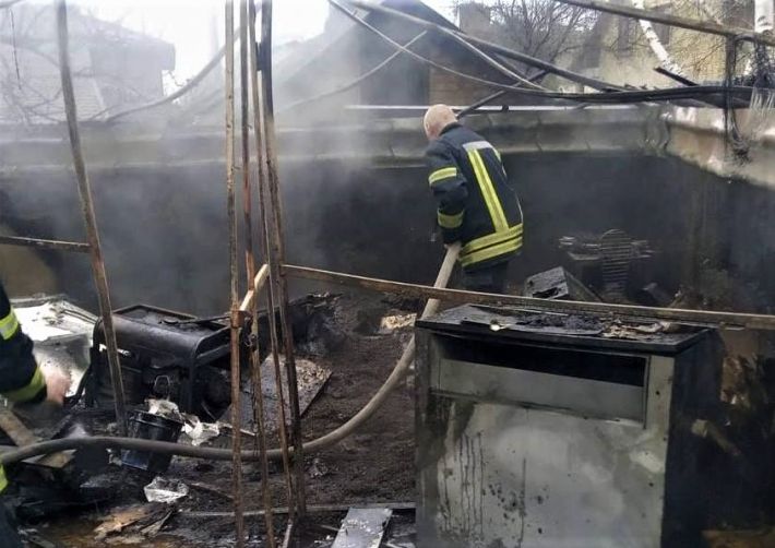 В Запорожье загоревшийся генератор привел к пожару (фото)