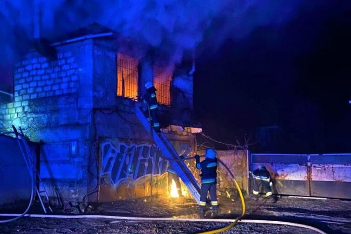 В Запорожье горели гаражный кооператив и жилой дом - есть пострадавшие (фото)