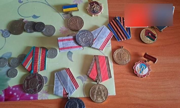 А визитка Яроша где? В Запорожской области рашисты обнаружили "схрон" с кучей медалей и агитлистовок "Слуги народа" (фото)