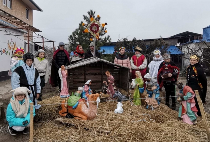 Детвора в Мелитополе радует горожан рождественским вертепом (фото)