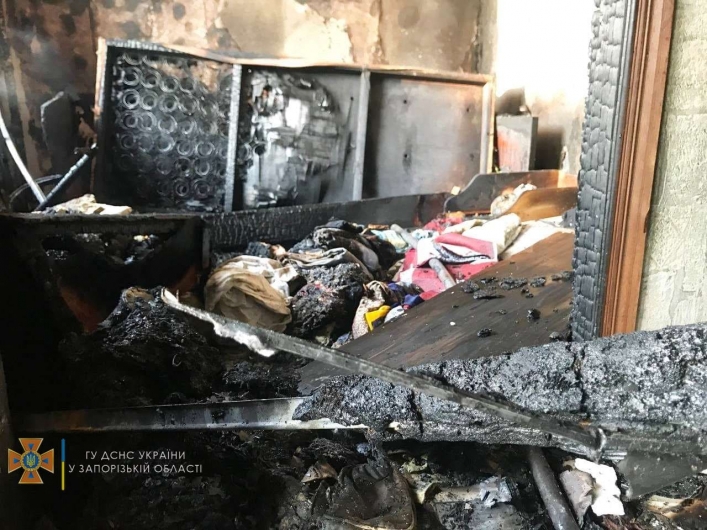 В Запорожье во время пожара в многоэтажке спасли двух пенсионерок