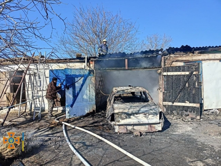 В Запорожской области сгорел гараж вместе с иномаркой внутри (фото)