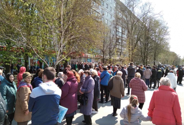 В Запорожье выстроились огромные очереди за гуманитаркой 2
