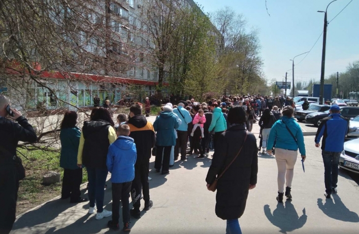 В Запорожье выстроились огромные очереди за гуманитаркой 3